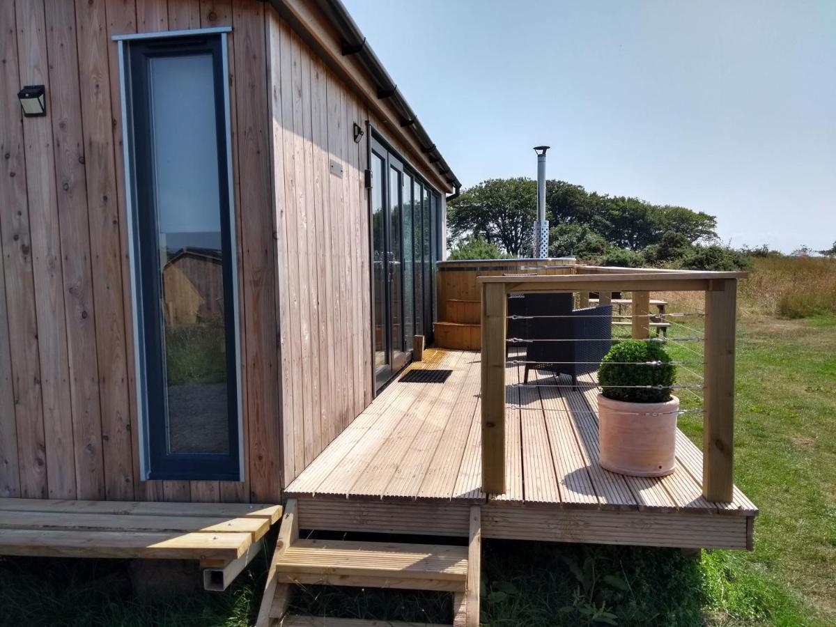 Cleeves Cabins Ailsa Luxury Lodge With Hot Tub Dalry  외부 사진