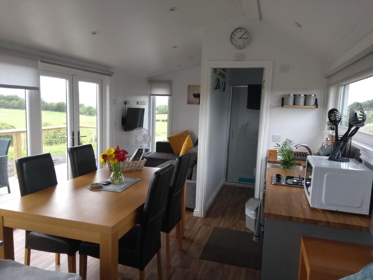 Cleeves Cabins Ailsa Luxury Lodge With Hot Tub Dalry  외부 사진