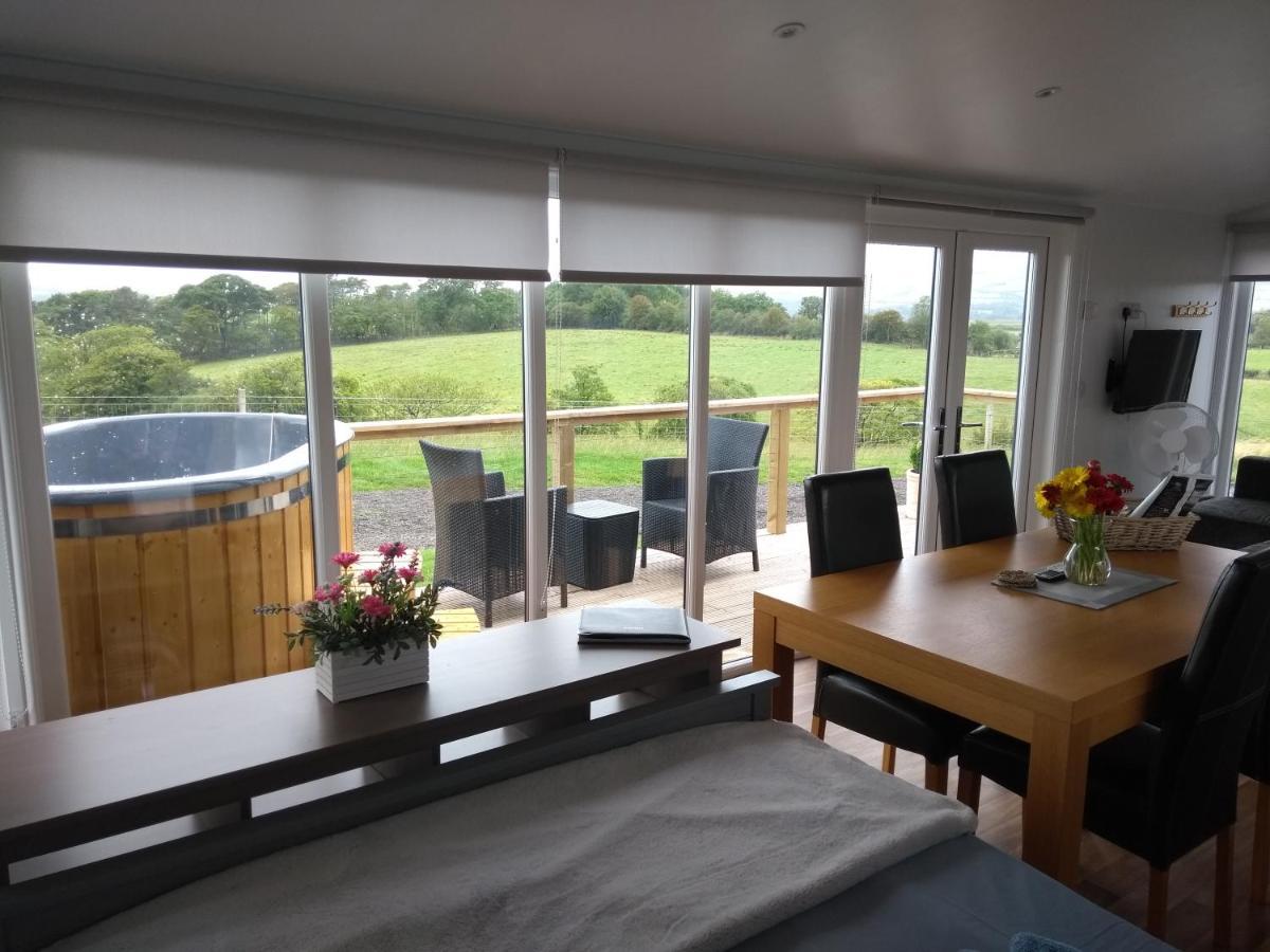 Cleeves Cabins Ailsa Luxury Lodge With Hot Tub Dalry  외부 사진