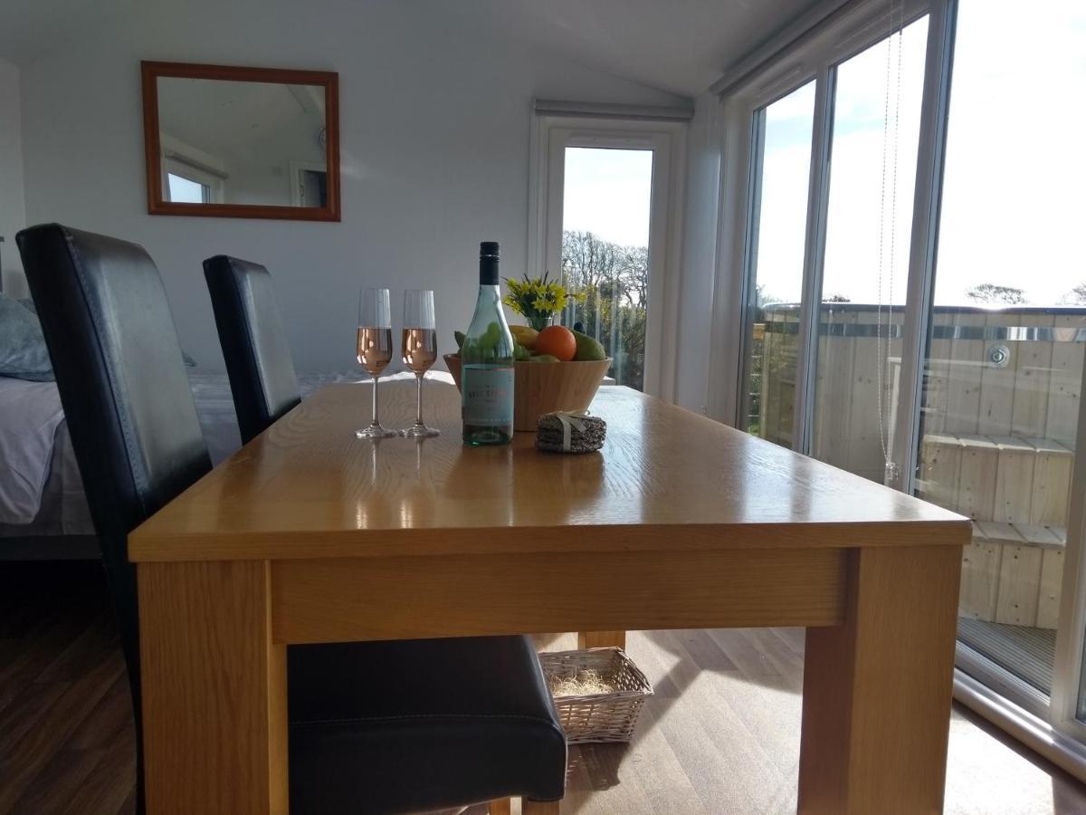 Cleeves Cabins Ailsa Luxury Lodge With Hot Tub Dalry  외부 사진