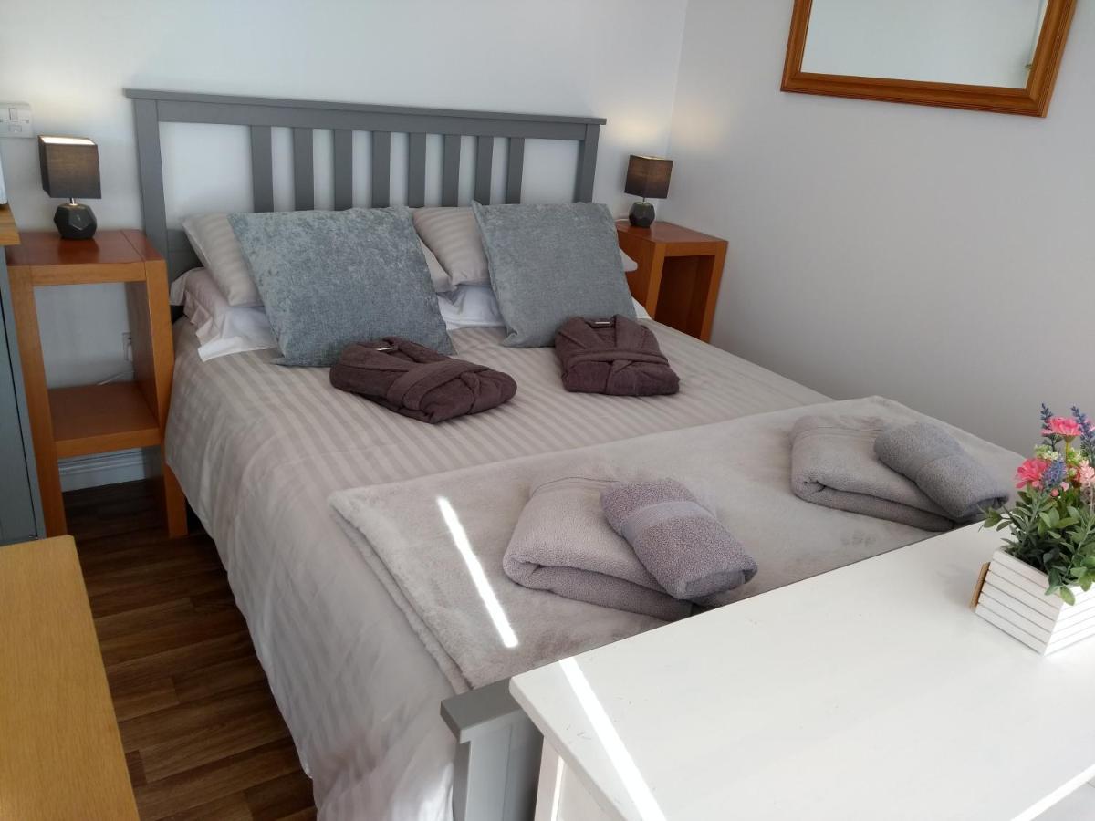 Cleeves Cabins Ailsa Luxury Lodge With Hot Tub Dalry  외부 사진
