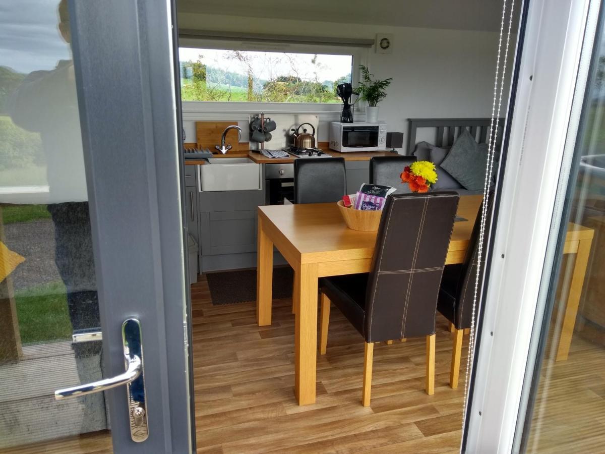 Cleeves Cabins Ailsa Luxury Lodge With Hot Tub Dalry  외부 사진