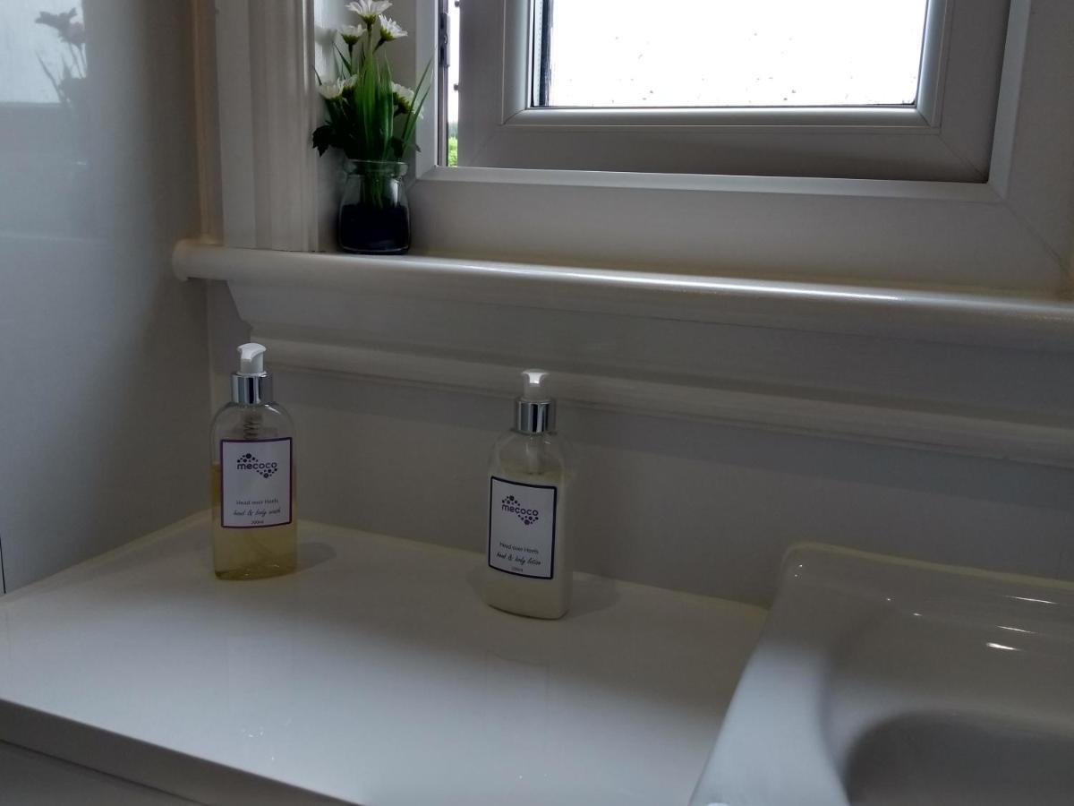 Cleeves Cabins Ailsa Luxury Lodge With Hot Tub Dalry  외부 사진